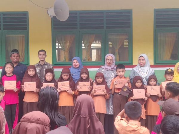 Pemberian Hadiah Kepada Siswa/Siswi Berprestasi Semester Satu.